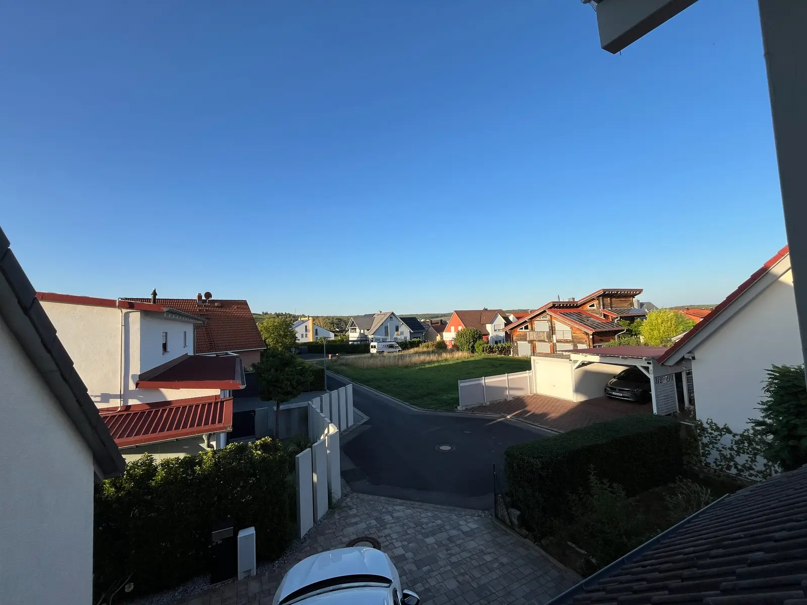 Ausblick aus der Dachwohnung über die ruhige Nachbarschaft in Rimpar