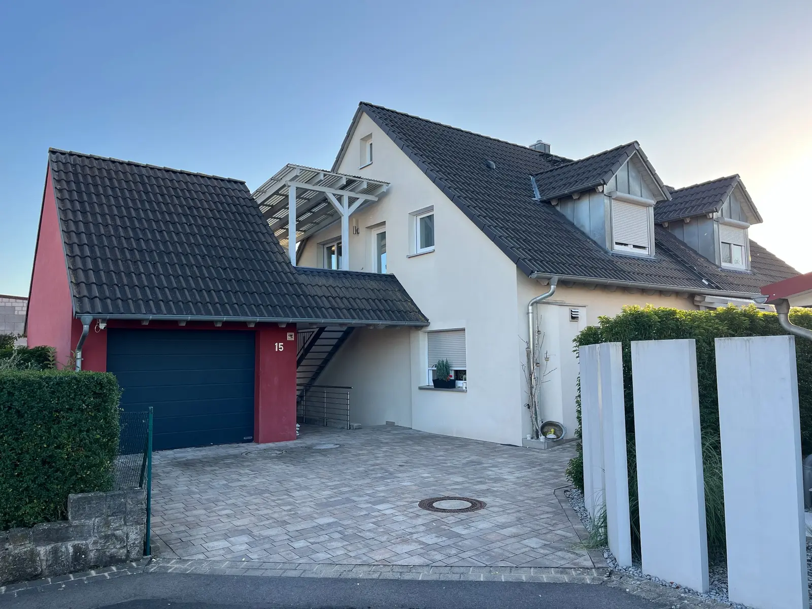 Wohnhaus der Ferienwohnung Rind mit Zufahrt und Außentreppe